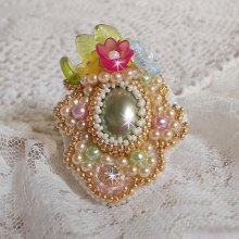 Ring Envolée Fleurie embroidered with a resin cabochon of Lucite flowers, pearls and seed beads